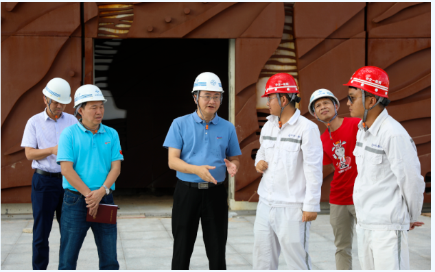 歡迎三沙市市委常委，市長(zhǎng)鄧忠蒞臨我司承接的三沙廣場(chǎng)項(xiàng)目，三沙文體館項(xiàng)目現(xiàn)場(chǎng)調(diào)研并指導(dǎo)
